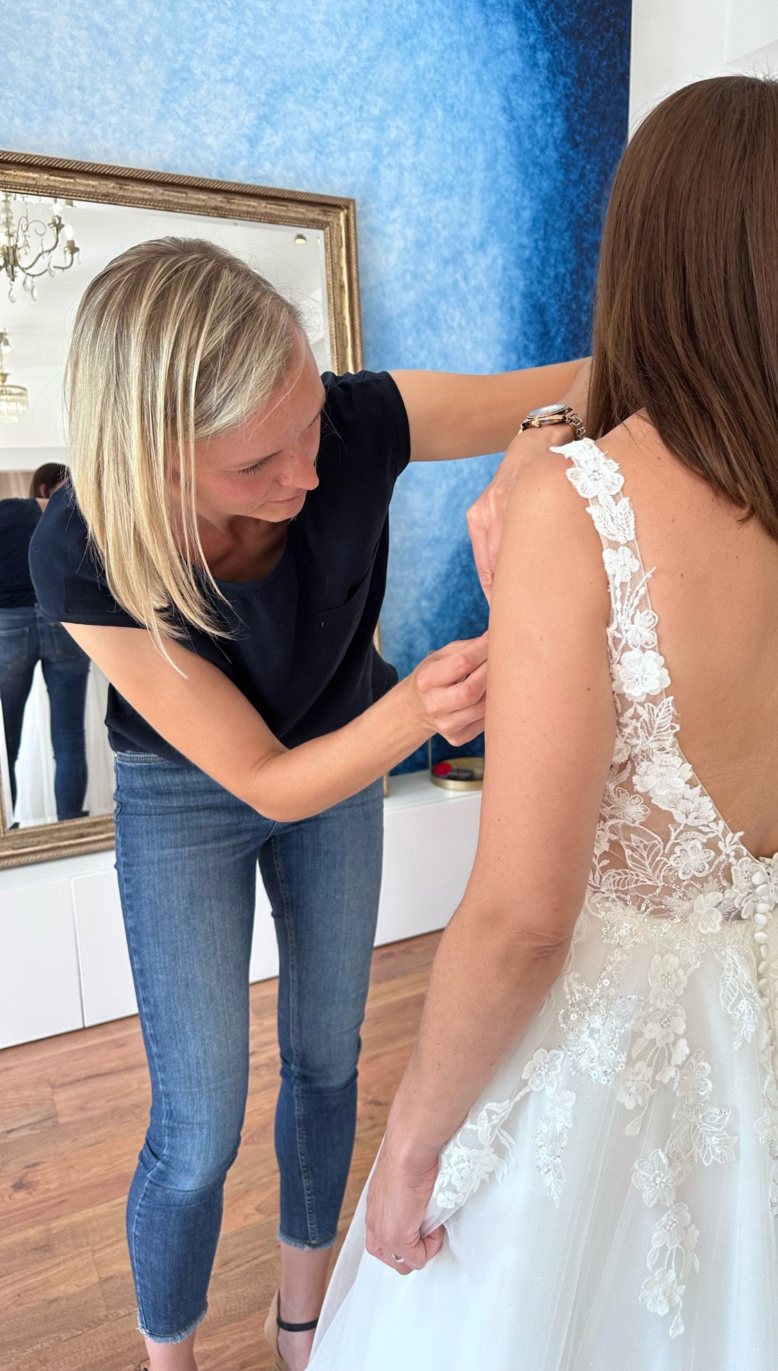 Persönlicher Anprobetermin bei Edelweiss Brautmode: Beratung und Anpassung des Traumkleides.