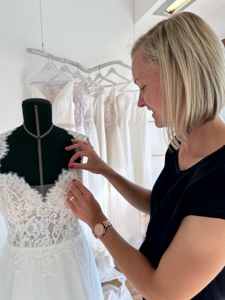 Die Inhaberin von Schneiderservice Edelweiss Secondhandbrautmode Siegen