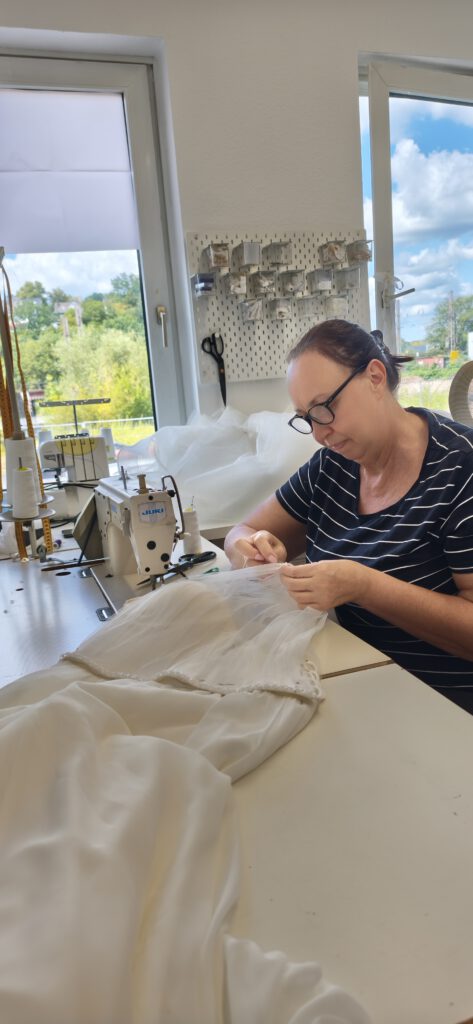 Schneiderin bei der Änderung eines Brautkleides im Edelweiß Atelier
