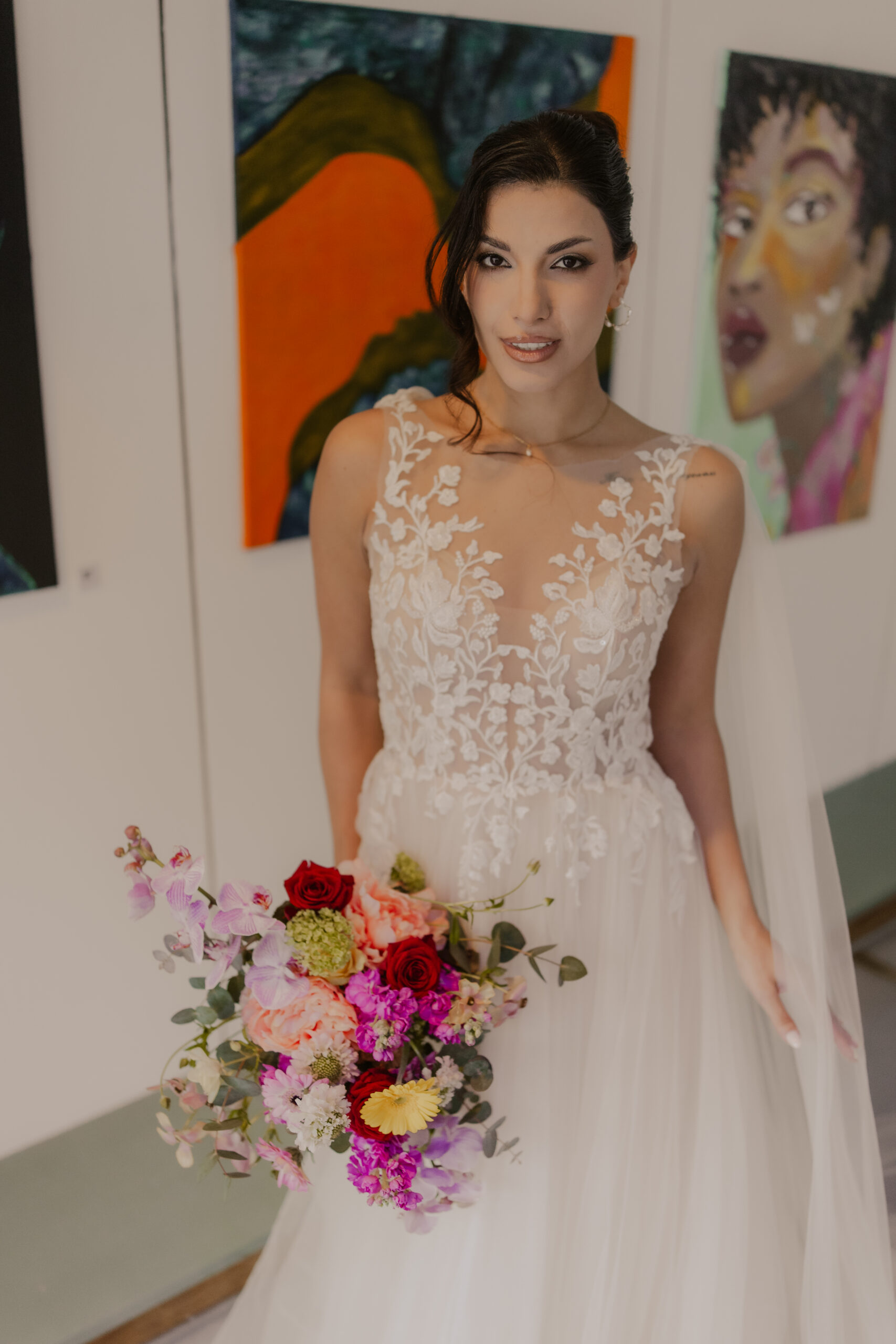 Eine schöne Frau in einem sehr schönen Secondhand Kleid von Edelweiss Siegen