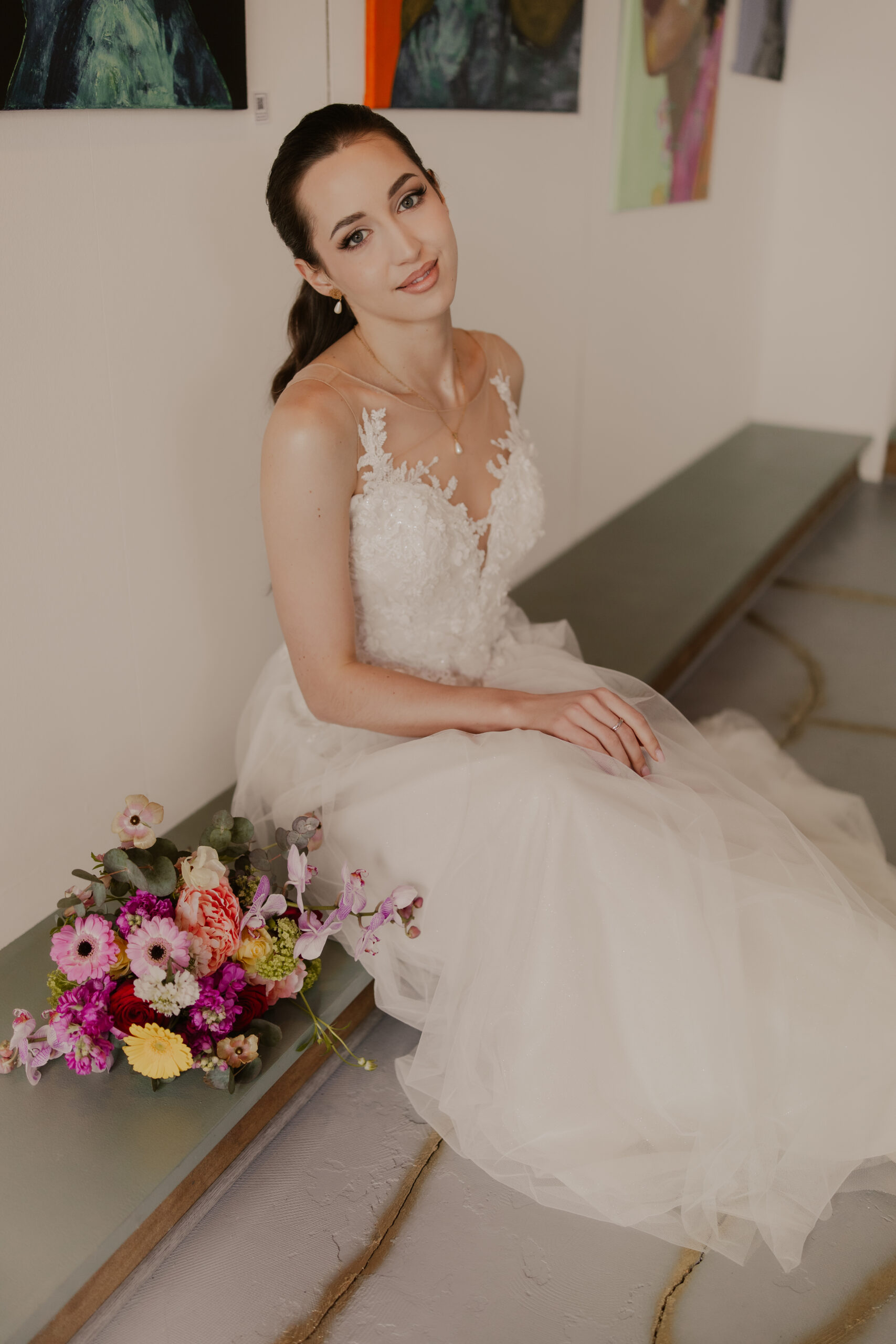 Frau in einem Brautkleid von Edelweiss Scondhand Brautkleid