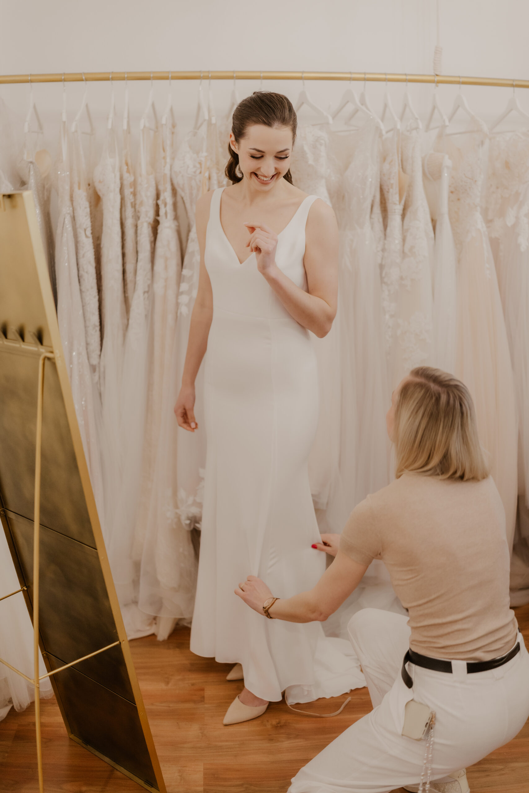 die Anprobe bei Edelweiss Secondhand Brautkleider in Siegen